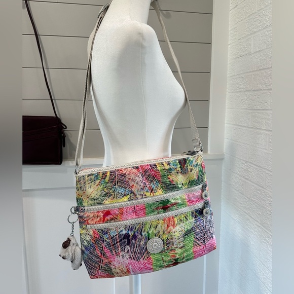 🌴 KIPLING PALMS KEIKO CROSSBODY IN FLORAL PRINT 12” TRIPLE ZIP - Picture 1 of 9